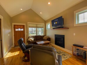 Smart TV, fireplace, DVD player, books - Bracken Bungalow - Cozy retreat a short stroll from downtown Brevard (Brevard)