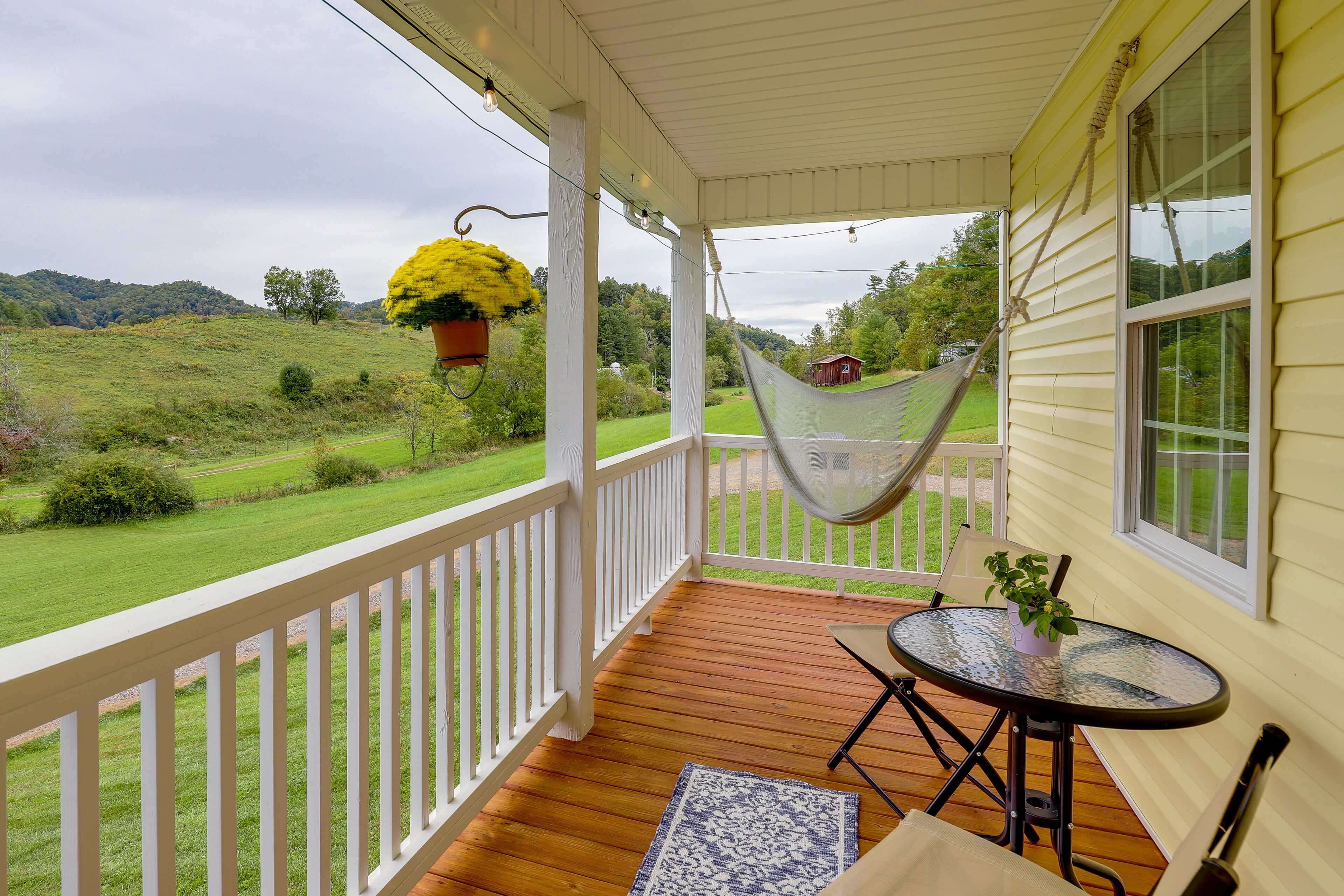 Riverfront North Carolina Abode w\/ Deck & Fire Pit