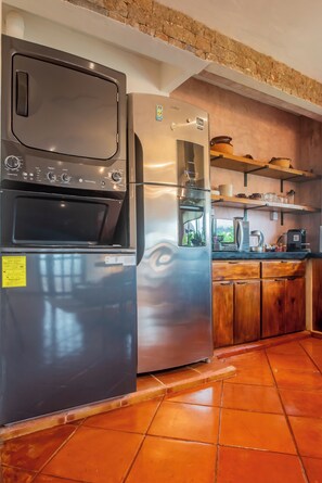 Een koelkast, een magnetron, een oven, een kookplaat