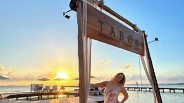A wooden deck with a sign that reads "TABOO". - Elegant private room by a pool (Isla Mujeres)
