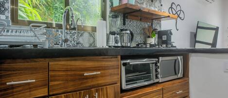 Refrigerador, microondas, horno, cafetera/tetera