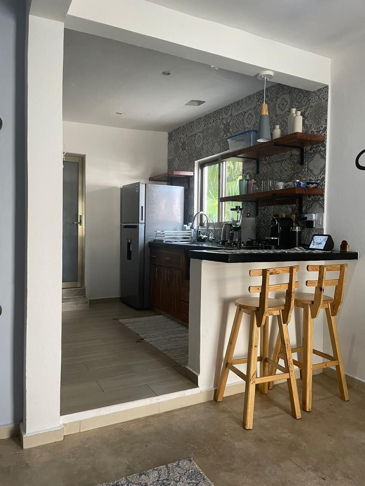 Een koelkast, een microgolfoven, een oven