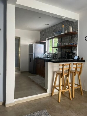 Frigorífico, microondas, horno y cafetera o tetera