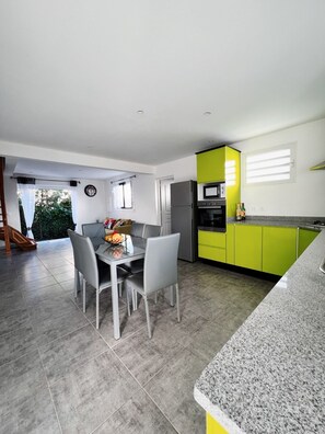 Frigorífico, microondas, horno y placa de cocina