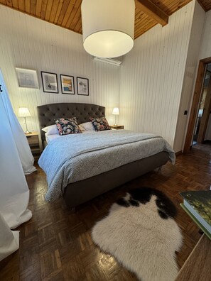 2 Schlafzimmer, Schreibtisch, Bügeleisen/Bügelbrett, Reisekinderbett