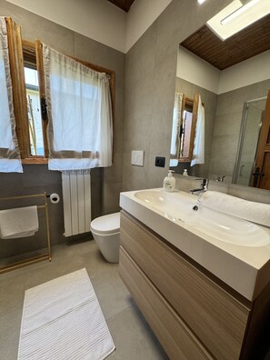 Haartrockner, Bidet, Handtücher, Seife