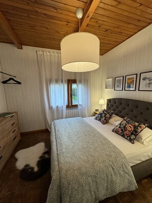 2 bedrooms, desk, iron/ironing board, travel crib