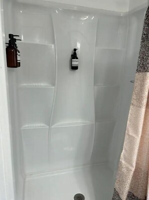 Douche, sèche-cheveux, serviettes fournies, savon