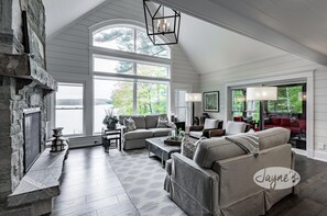 Televisión y chimenea