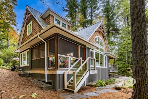 Award Winning View on Lake of Bays, 3 bdrm 3 bath 4 season cottage!