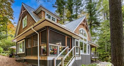 Award Winning View on Lake of Bays, 3 bdrm 3 bath 4 season cottage!