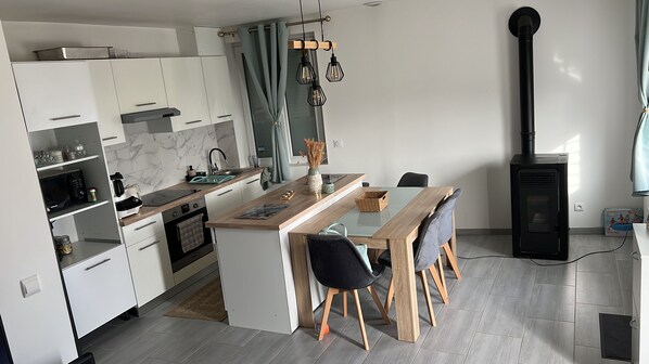 Réfrigérateur, micro-ondes, four, plaque de cuisson