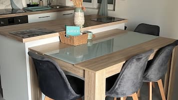 KjĂžleskap, mikrobĂžlgeovn, ovn og kokeplater