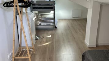 1 soverom, strykejern/-brett, wi-fi (inkludert) og sengetĂžy