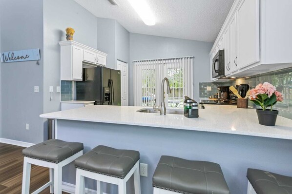 Fridge, microwave, oven, stovetop - Huge backyard and new reconstruction (St. Augustine)