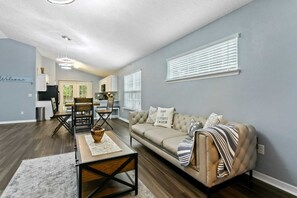 Smart TV, books - Huge backyard and new reconstruction (St. Augustine)