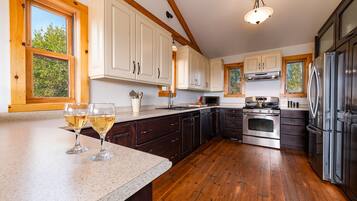 Jääkaappi, mikroaaltouuni, uuni, liesi