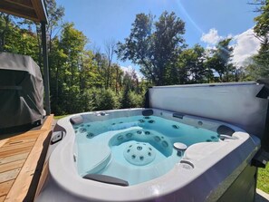 Outdoor spa tub - Hôtel à la maison - Le Chalet HÔM (Saint-Adolphe-d'Howard)