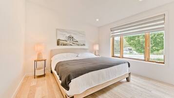 4 bedrooms, iron/ironing board, Internet, bed sheets