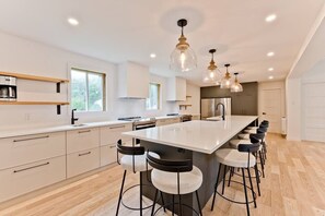 Réfrigérateur, four à micro-ondes, un four, surface de cuisson