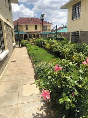 Property grounds - Splendid 4-Bedroom with A Pool (Athi River)