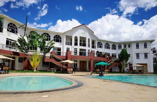 Splendid 4-Bedroom with A Pool