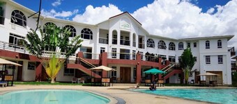 Splendid 4-Bedroom with A Pool
