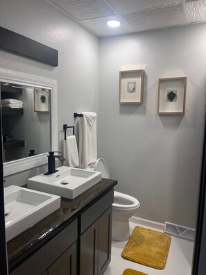 Een douche, een haardroger, handdoeken, zeep