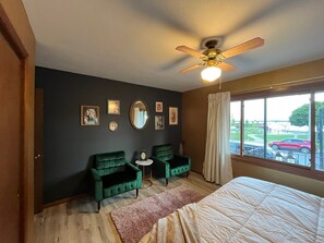 3 slaapkamers, een strijkplank/strijkijzer, wifi, beddengoed