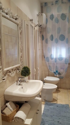 Haartrockner, Handtücher, Seife, Toilettenpapier