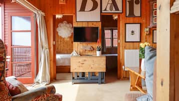 2 bedrooms, individually decorated, individually furnished, free WiFi