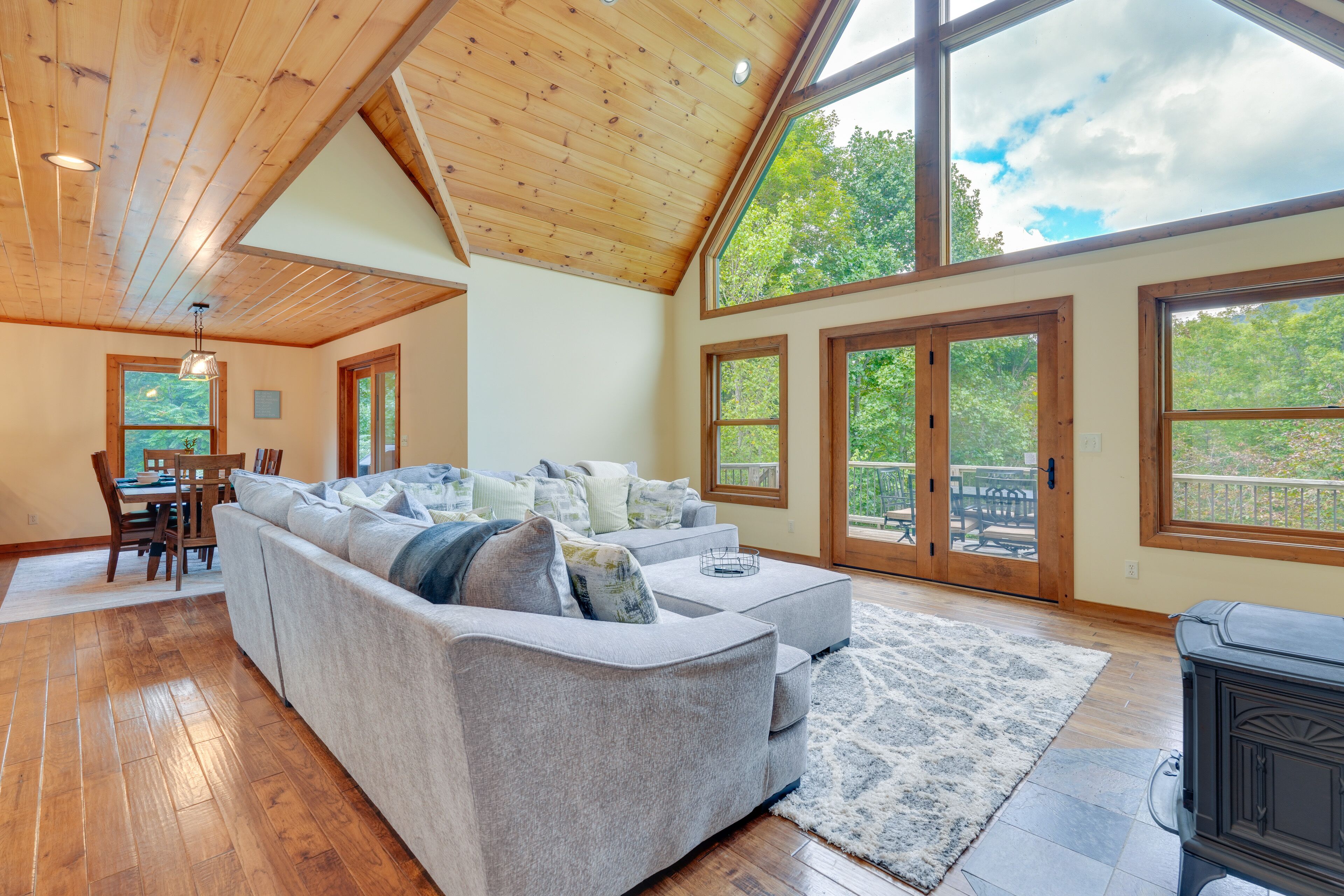Roan Mountain Home w/ Deck Near Appalachian Trail!