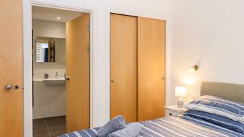 2 Schlafzimmer, individuell dekoriert, individuell eingerichtet