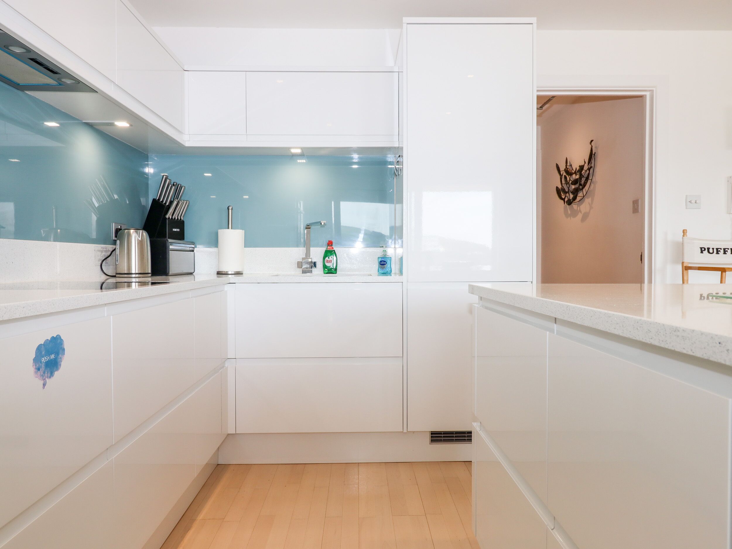 Frigorífic, rentaplats, bullidora elèctrica i torradora 