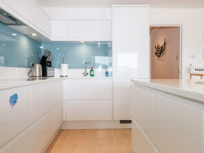 Fridge, dishwasher, electric kettle, toaster - 4 Burgh Island Causeway (Kingsbridge)