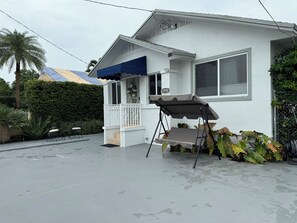 Property grounds - Cozy 3BR house near Little Havana (Miami)