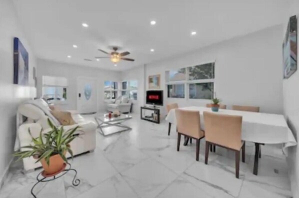 Smart TV - Cozy 3BR house near Little Havana (Miami)