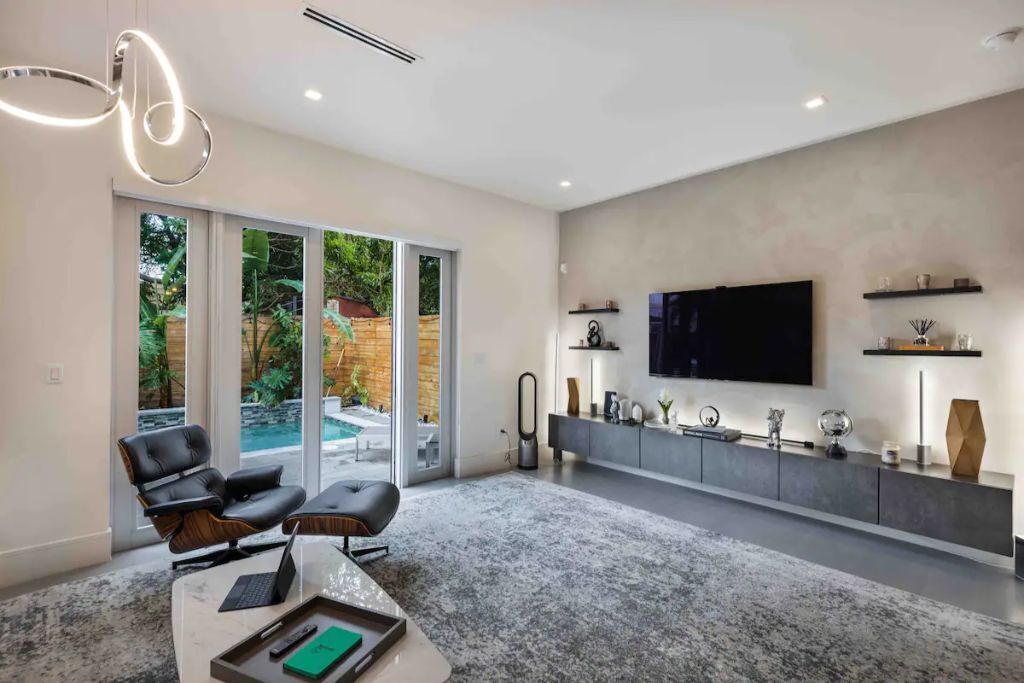 Luxury Townhouse with Pool and Gated Parking