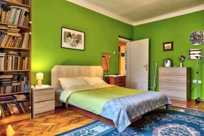 2 soverom, safe på rommet, skrivebord og wi-fi (inkludert)