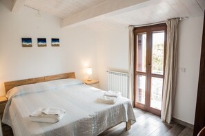 Club-huone | Ylelliset vuodevaatteet, pillowtop-patjalliset sängyt, minibaari