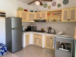 Refrigerador, microondas, parrilla de estufa y cafetera y tetera 