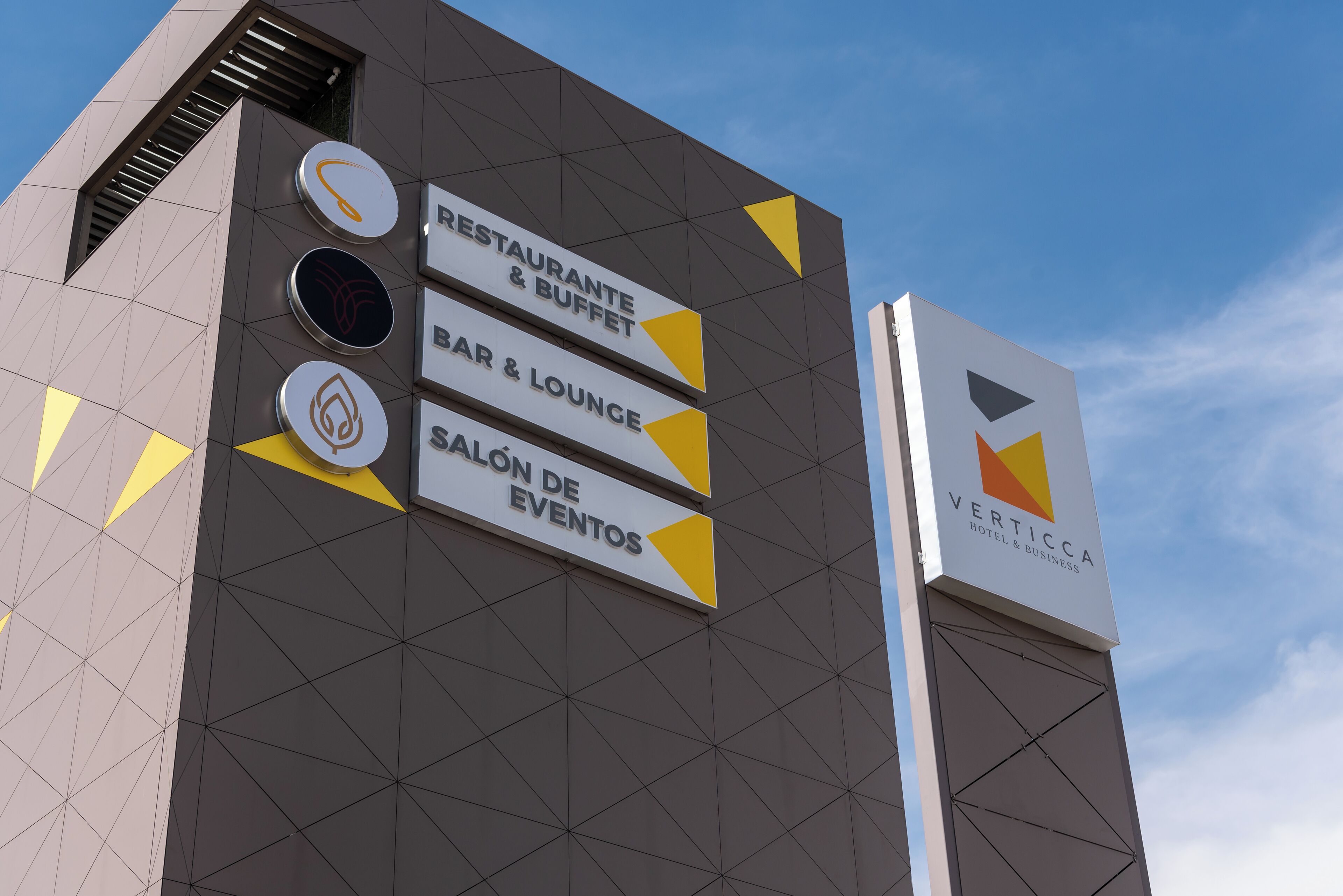 Placa de hotel com diversas comodidades, incluindo restaurante, buffet, bar e lounge, e salão de eventos.