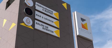 A hotel sign with multiple amenities including a restaurant, buffet, bar & lounge, and event hall.