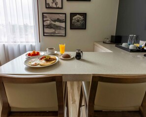 Deluxe-Suite | Essbereich im Zimmer