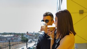 Un couple sur un balcon avec vue sur la ville.