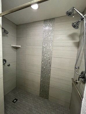 Douche, sèche-cheveux, serviettes fournies, savon