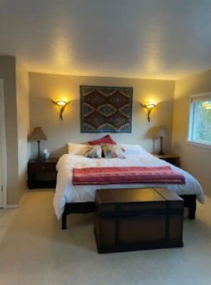 4 soverom, skrivebord, strykejern/-brett og reiseseng for barn