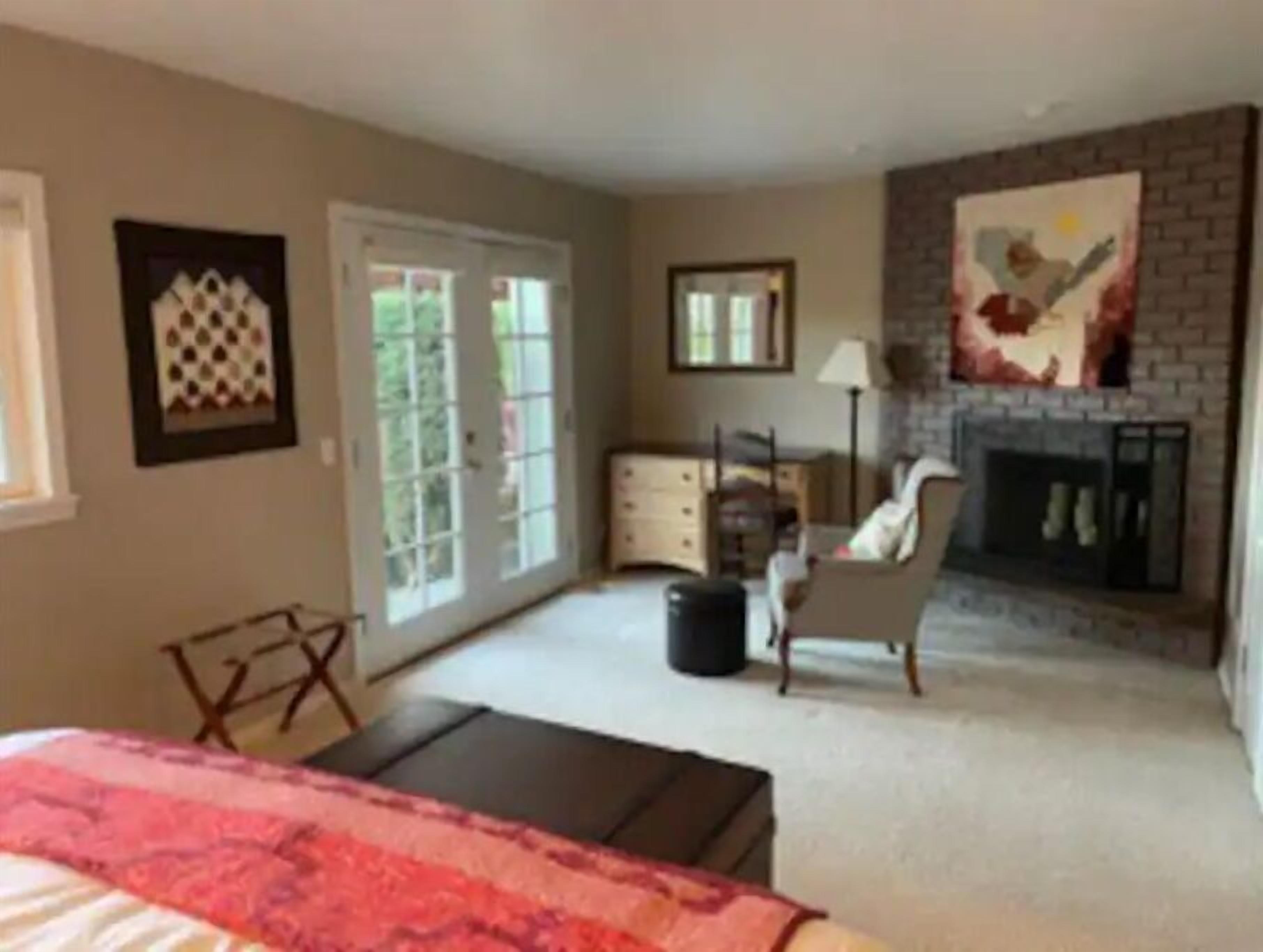 Téléviseur connecté, foyer, lecteur de DVD, table de baby-foot