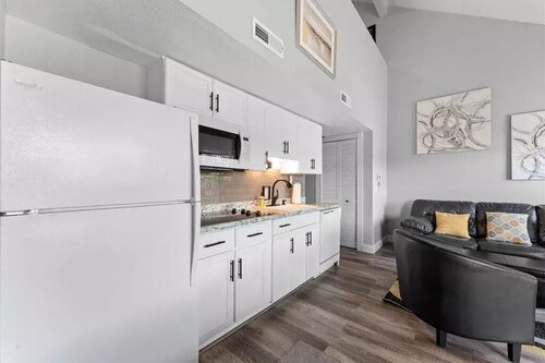 Come to the lake and fish and play! Stay in our Bright Branson 2/2 Condo!