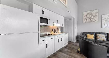 Come to the lake and fish and play! Stay in our Bright Branson 2/2 Condo!